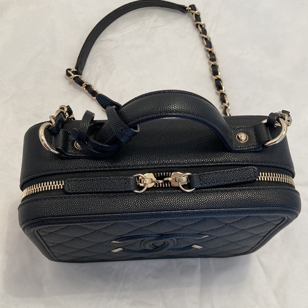 CHANEL Caviar Vanity Filigree Medium CC Case - Picture 5 of 12